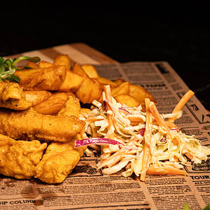 Piept de pui crocant in aluat de bere cu salata coleslaw