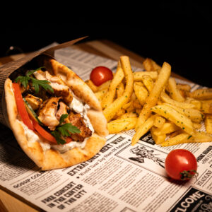 Gyros de pui cu cartofi pai cu parmezan