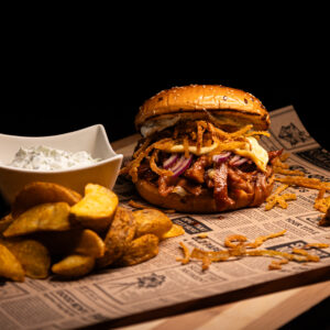 Pulled pork cu sos tzatziki si cartofi wedges