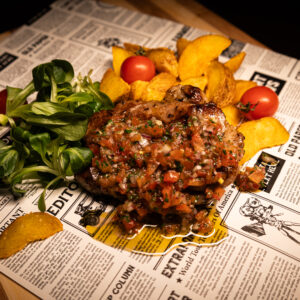 Ceafa de porc cu chimichurri si cartofi wedges
