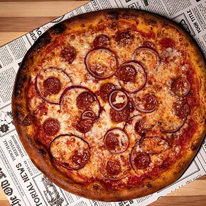 Pizza sausage cu ceapa